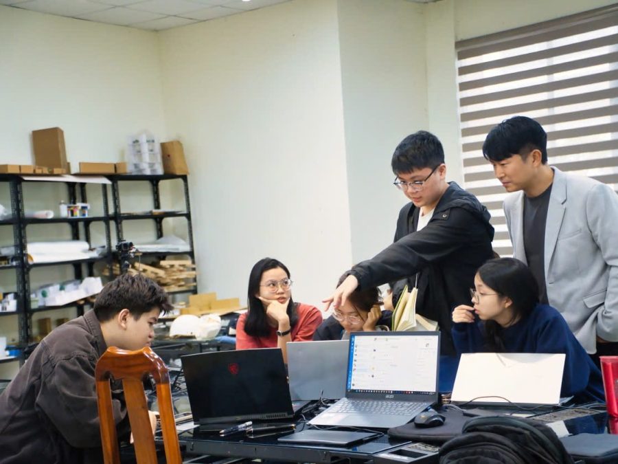 Producer An Sung IL and UEH students