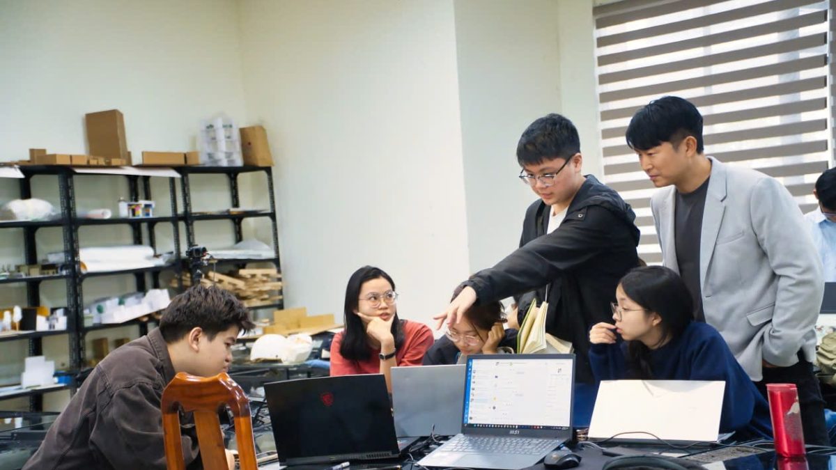 Producer An Sung IL and UEH students