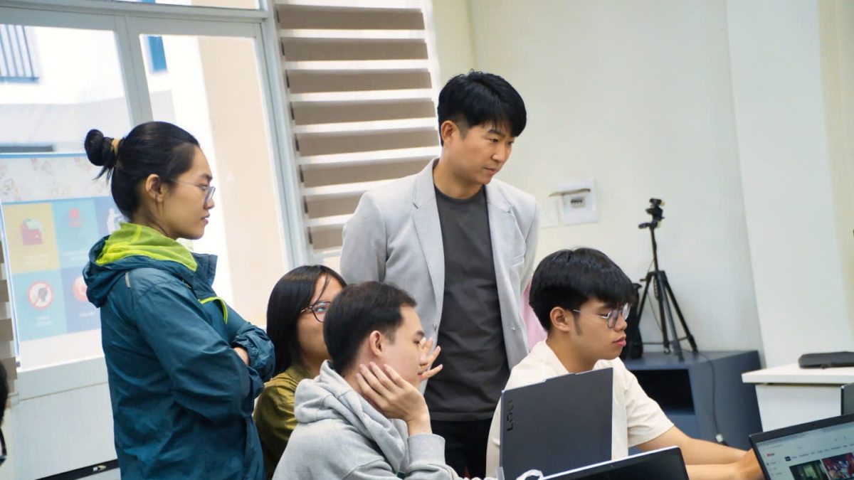 Producer An Sung IL and UEH students