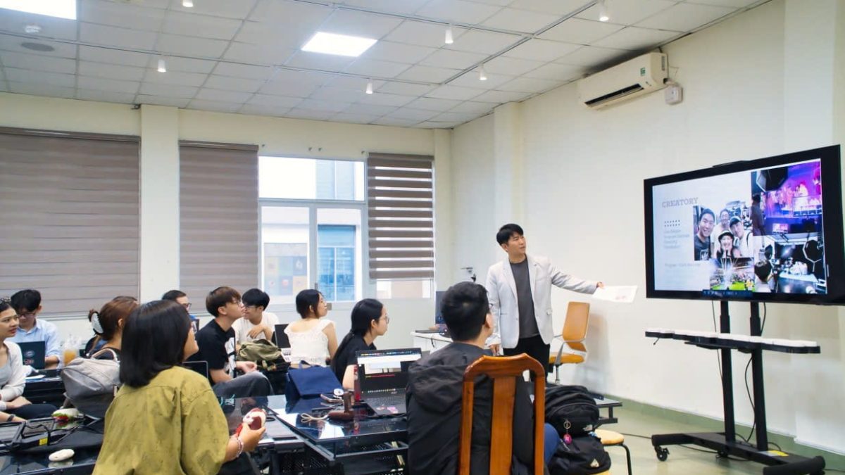 Producer An Sung IL and UEH students