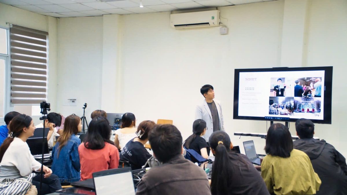 Producer An Sung IL and UEH students