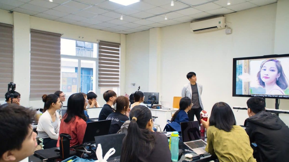 Producer An Sung IL and UEH students