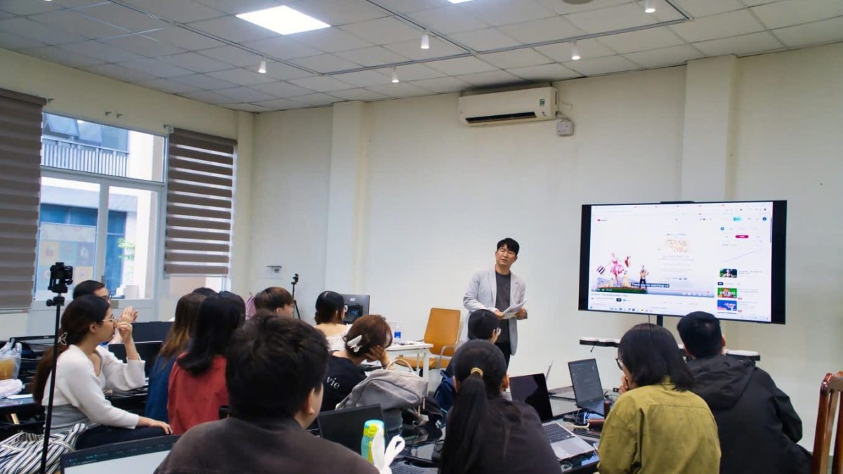 Producer An Sung IL and UEH students