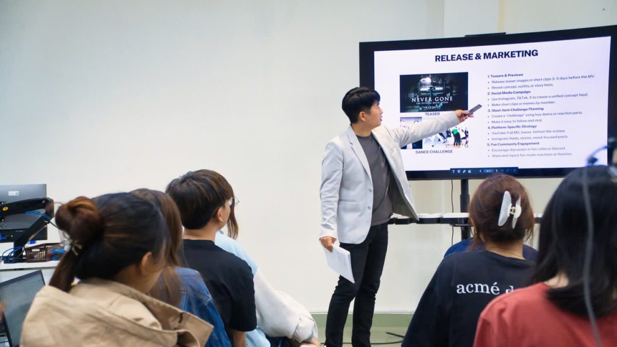 Producer An Sung IL and UEH students