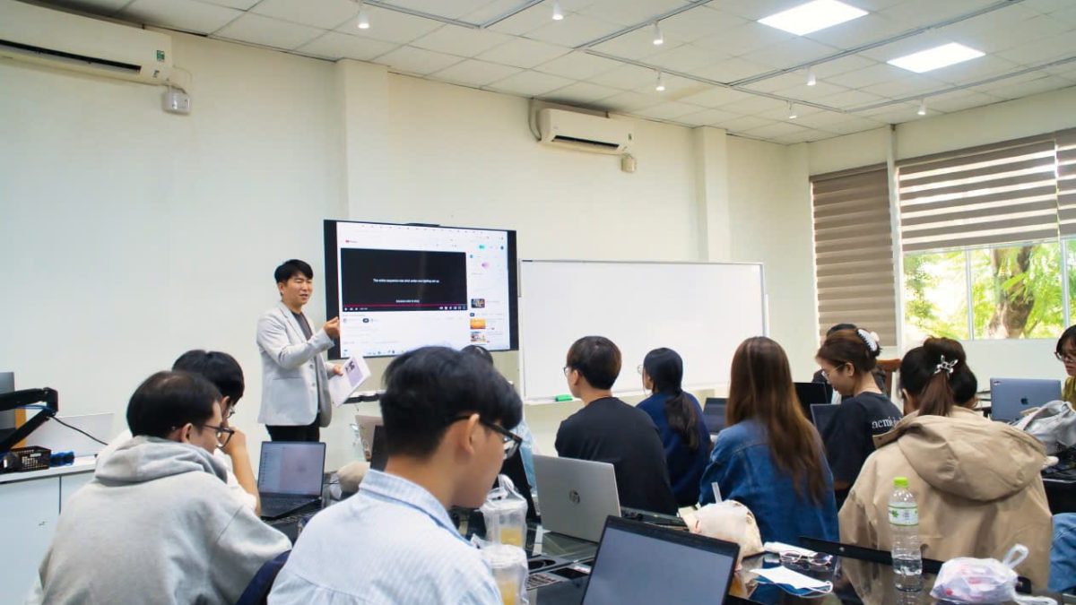 Producer An Sung IL and UEH students