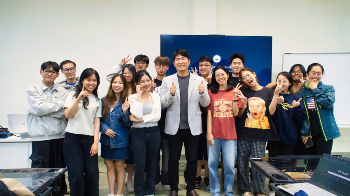 Producer An Sung IL and UEH students